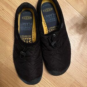 Preowned women’s KEEN Howser  Black Quilted Slip-Ons 9.5 US good